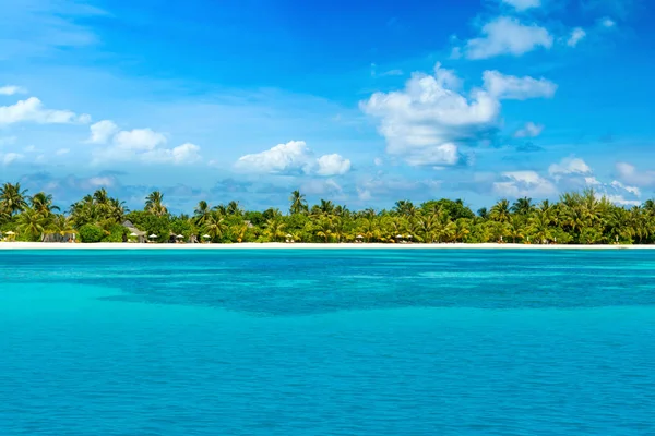 Bela praia de areia com espreguiçadeiras e guarda-sóis no oceano Índico — Fotografia de Stock