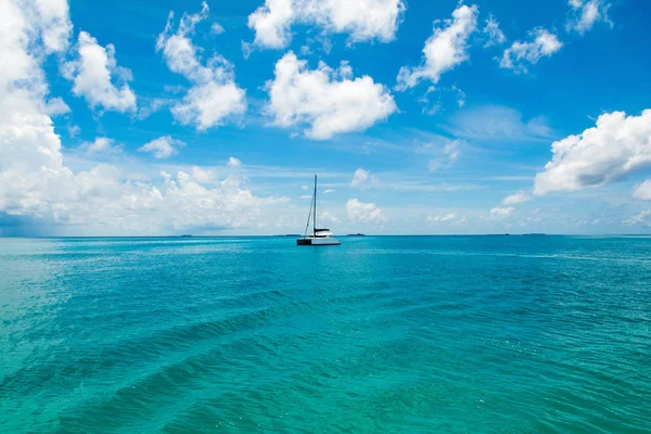 Bellissimo paesaggio con catamarano a vela di lusso sul turq chiaro — Foto Stock