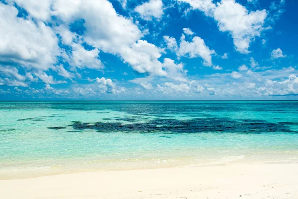 Bela paisagem de azul turquesa claro Oceano Índico, Maldivas é — Fotografia de Stock