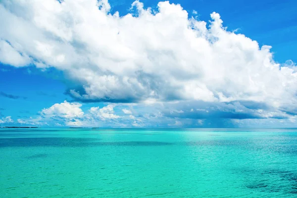 Wunderschöne Landschaft des klaren türkisfarbenen indischen Ozeans, Malediven ist — Stockfoto