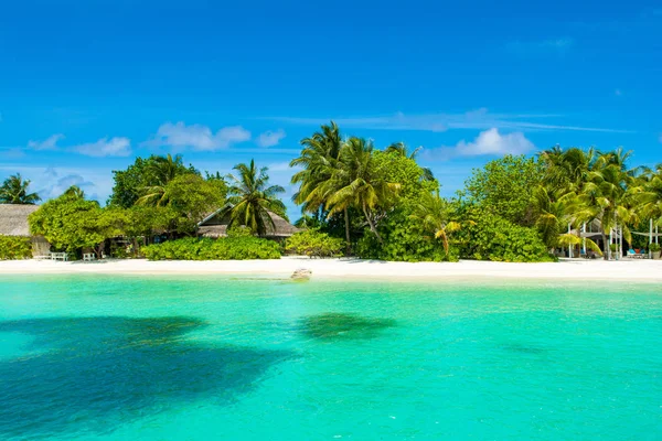 Hermosa playa de arena con tumbonas y sombrillas en el océano Índico — Foto de Stock