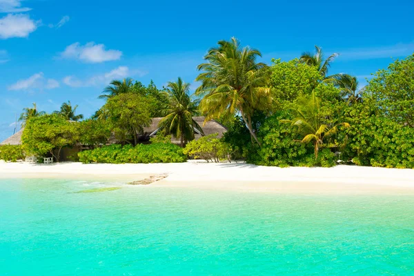 Hermosa playa de arena con tumbonas y sombrillas en el océano Índico — Foto de Stock