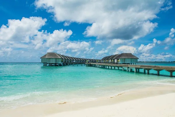 Drewniane wille nad wodą Oceanu Indyjskiego, Malediwy — Zdjęcie stockowe
