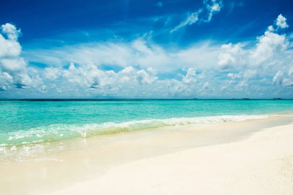 Bellissimo paesaggio di limpido oceano indiano turchese, Maldive è — Foto Stock