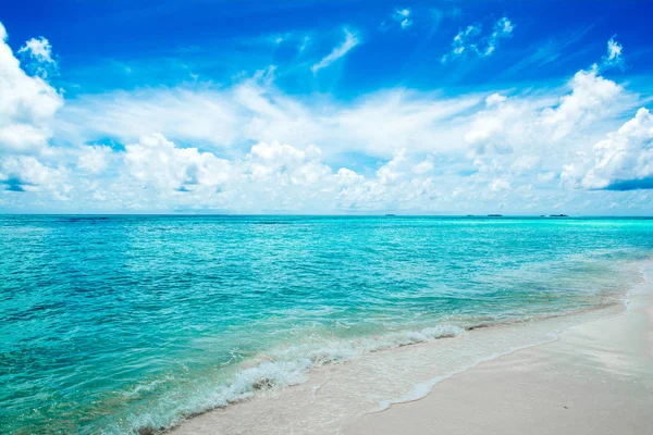 Beau paysage de l'océan Indien turquoise clair, Maldives est — Photo