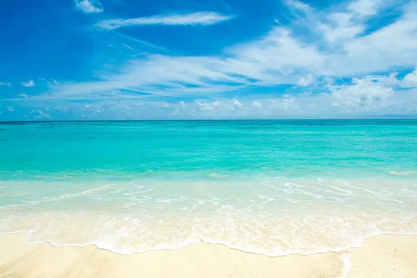Beau paysage de l'océan Indien turquoise clair, Maldives est — Photo