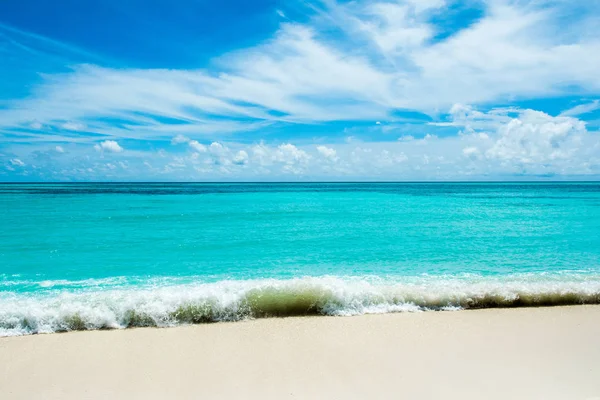 Hermoso paisaje de claro océano Índico turquesa, Maldivas es — Foto de Stock
