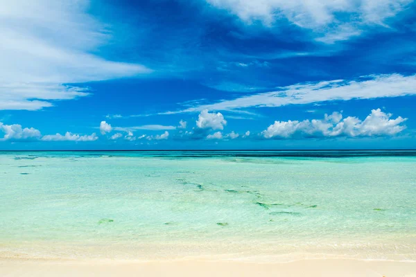 Beautiful landscape of clear turquoise Indian ocean, Maldives is — Stock Photo, Image