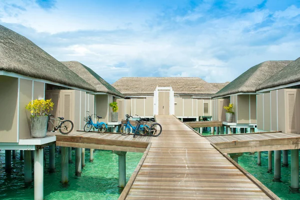 Bisikletler wat üzerinde ahşap Villa Ada çevresinde geziler için