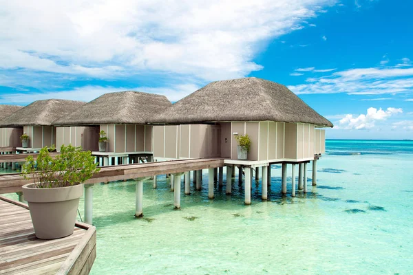 Villas de madera sobre el agua del Océano Índico, Maldivas — Foto de Stock