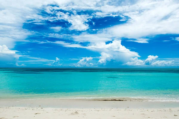 Bela paisagem de azul turquesa claro Oceano Índico, Maldivas é — Fotografia de Stock