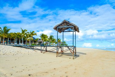 Pier deniz kumlu bir plaj için 