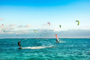 Kitesurfers Le Morne sahilde 