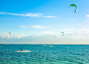 Kitesurfers Le Morne sahilde 