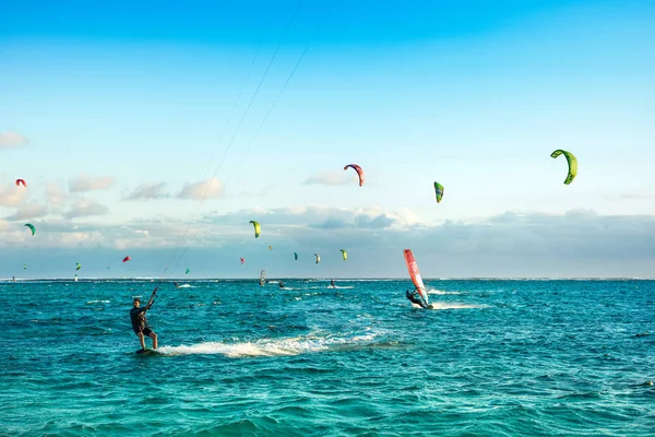 Kitesurfers op het strand Le Morne — Stockfoto