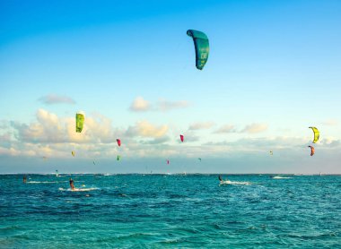 Kitesurfers Le Morne sahilde 