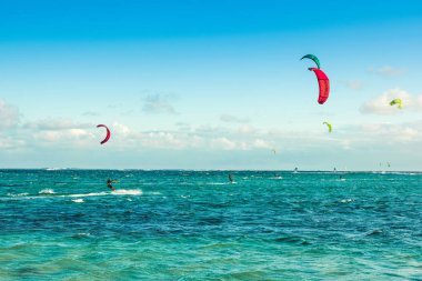 Kitesurfers Le Morne sahilde 