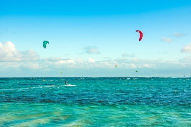 Kitesurfers Le Morne sahilde 