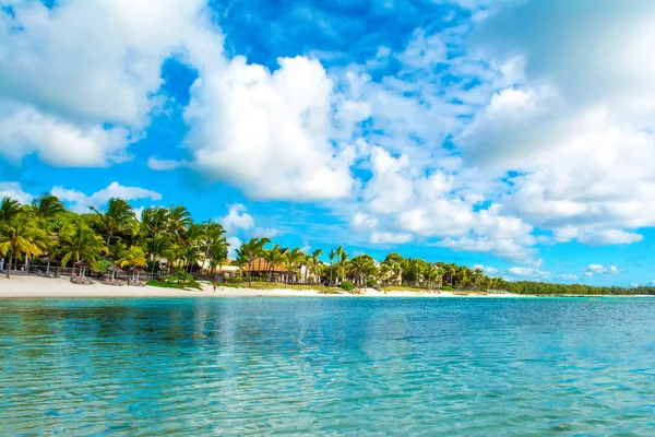 Beau paysage estival de la côte tropicale — Photo