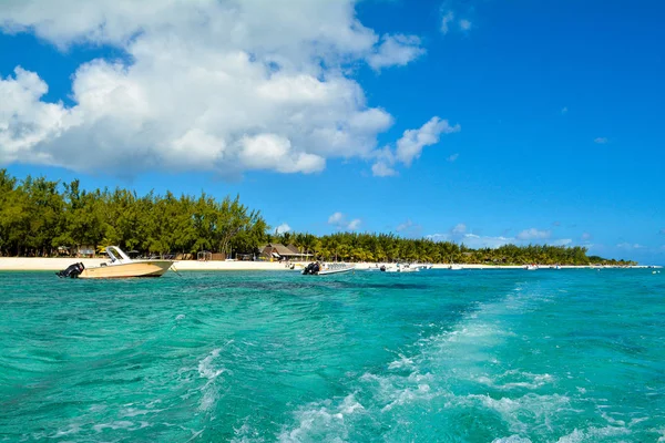 Beau paysage estival de la côte tropicale — Photo