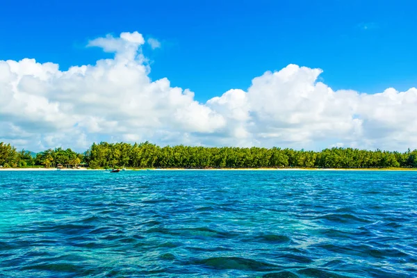 Красивый летний пейзаж тропического побережья — стоковое фото