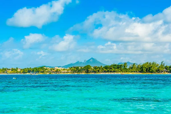 Mooie zomerse landschap van de tropische kust — Stockfoto