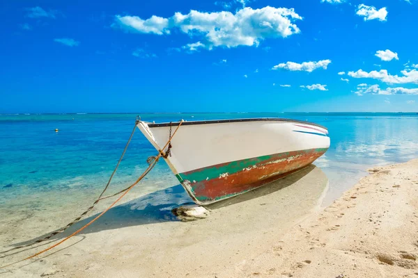 Old wooden boat on the shore of Indian ocean — Stock Photo, Image