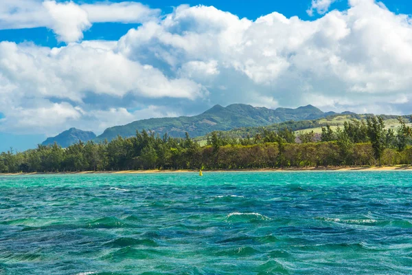 Mooie zomerse landschap van de tropische kust — Stockfoto