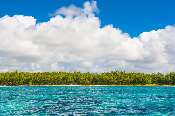 Beautiful summer landscape of the tropical coast — Stock Photo, Image