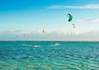 Kitesurfers Le Morne sahilde 