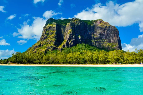 Paisaje con la famosa montaña Le Morne Brabant — Foto de Stock