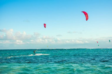 Kitesurfers Le Morne sahilde 