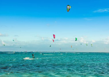 Kitesurfers Le Morne sahilde 