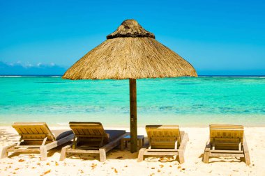 Güzel kumlu plaj şezlong ve şemsiyeler Hint Okyanusu ile
