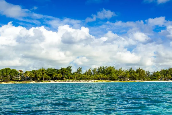 Bela paisagem de verão da costa tropical — Fotografia de Stock