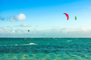 Kitesurfers Le Morne sahilde 