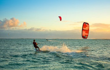 Kitesurfers Le Morne sahilde 