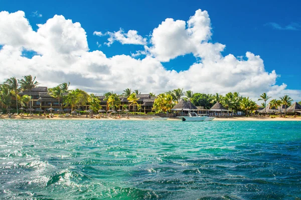 Hermoso paisaje de verano de la costa tropical — Foto de Stock