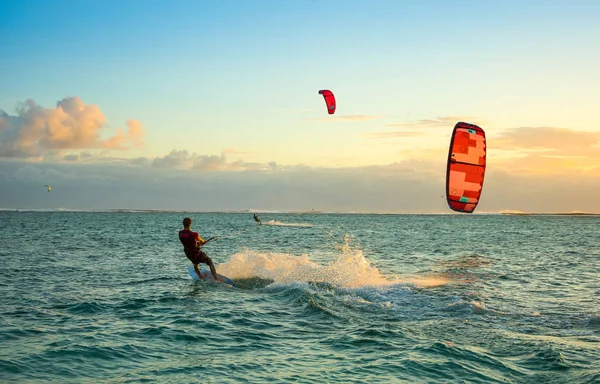 Kitesurfers op het strand Le Morne — Stockfoto