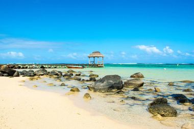 Powerboat kristal su okyanusun içinde