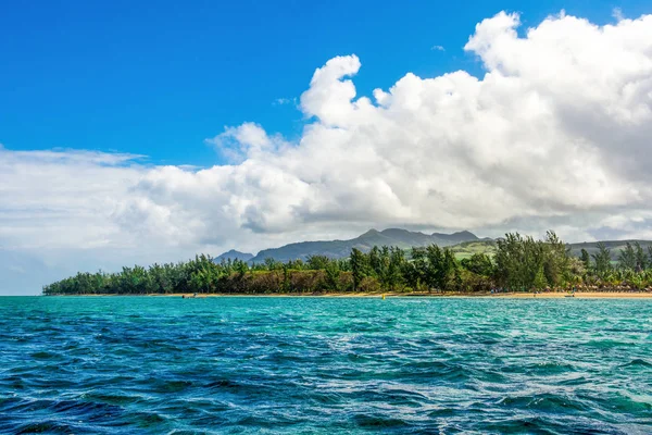 Schöne Sommerlandschaft der tropischen Küste — Stockfoto