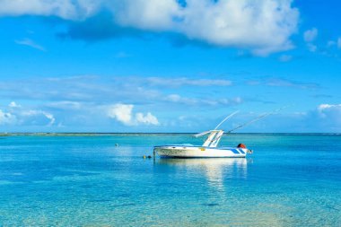 Kristal su okyanusun balıkçı teknesi