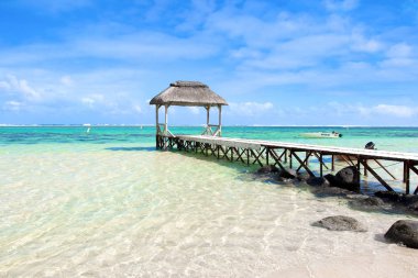 Powerboat kristal su okyanusun içinde