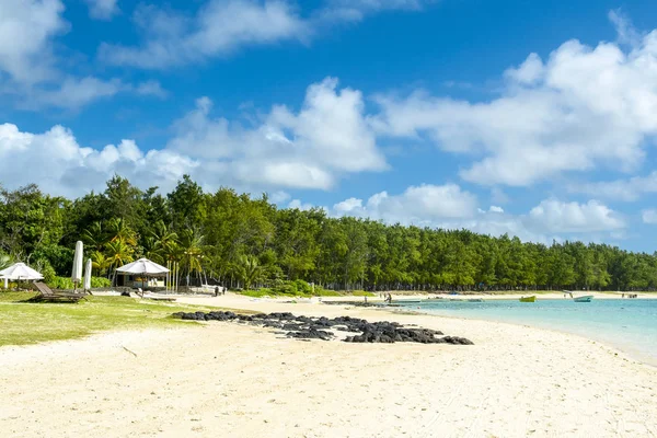 Mooie zomerse landschap van de tropische kust — Stockfoto