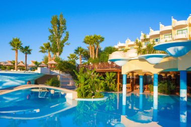 Lagün havuzu lüks otel güzel peyzaj tasarımı ile 