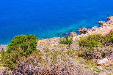 Güzel yaz yatay, kayalık plaj 