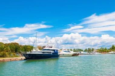 Tekneler ve yatlar Yunan Marina 