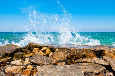Dalgaların köpük sıçramaları 