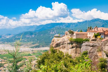 Yaz manzara Meteora karmaşık, Yunanistan