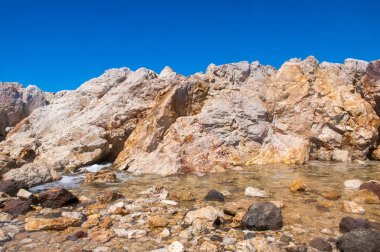 Güzel yaz yatay, kayalık plaj 